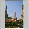 Bangkok - Wat Pho, vier gro&szlig;e porzellangeschm&uuml;ckte Chedis im s&uuml;dlichen Tempelbereich