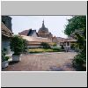 Bangkok - Wat Pho, Eingangsbereich, hinten das mit Porzellan reich dekorierte Bibliothekgeb&auml;ude