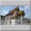 Bangkok - Wat Suthat, der gro&szlig;e Vihara umgeben von chinesischen Pagoden aus gr&uuml;nem Granit