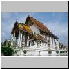 Bangkok - Wat Suthat, der gro&szlig;e Vihara umgeben von chinesischen Pagoden aus gr&uuml;nem Granit