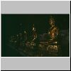 Bangkok - Wat Suthat, vergoldete Buddha-Statuen im Wandelgang