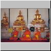 Bangkok - Wat Sakhet, Mönche im Wandelgang des Tempels während der Mittagspause