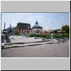 Bangkok - ein Park vor dem Wat Ratchanatda (links) und den Loha Prasat - Metallpalast (Mitte)