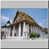 Bangkok - ein Tempelgeb&auml;ude im Wat Ratchanatda, dahinten Loha Prasat (Metallpalast)