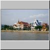 auf dem Menam Chao Phraya nördlich von Bangkok - Häuser und Geisterhäuschen am Ufer