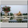 Bang Pa-In - Sommerpalast der Könige von Ayutthaya, ein Thai-Pavillon auf dem See (Phra Thinang = königliche Residenz), Phra Thinang Warophat Phiman-Gebäude (Blick von einer Brücke)