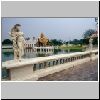 Bang Pa-In - Sommerpalast der Könige von Ayutthaya, ein Thai-Pavillon im See (Phra Thinang Aisawan Thiphta-Art), dahinter ein Pavillon im franz. Still (Thewarat Khanlai Gate), Blick von einer Brücke mit klasizistischen Skulpturen