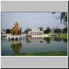 Bang Pa-In - Sommerpalast der K&ouml;nige von Ayutthaya, ein Thai-Pavillon im See (Phra Thinang Aisawan Thiphta-Art), dahinter ein Pavillon im franz. Still (Thewarat Khanlai Gate), ganz rechts: Phra Thinang Uthayan Phumisathian