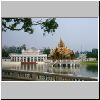 Bang Pa-In - Sommerpalast der Könige von Ayutthaya, links ein Pavillon im franz. Still (Thewarat Khanlai Gate), rechts ein Thai-Pavillon im See (Phra Thinang Aisawan Thiphta-Art)