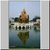 Bang Pa-In - Sommerpalast der Könige von Ayutthaya,  Mitte: ein Thai-Pavillon im See (Phra Thinang Aisawan Thiphta-Art), links Phra Thinang Warophat Phiman, rechts Thewarat Khanlai Gate