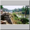 "Eisenbahn des Todes" am River Kwai - im Hintergrund der Wang Po-Viadukt, rechts der River Kwai