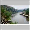 "Eisenbahn des Todes" am River Kwai - im Hintergrund der Wang Po-Viadukt und der River Kwai