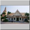 Nakhon Pathom - ein Gebäude, links der Phra Pathom Chedi