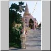 Nakhon Pathom - Phra Pathom Chedi, der Haupteingang im Norden, davor ein Vihara mit stehendem Buddha