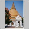 Nakhon Pathom - Phra Pathom Chedi, westliche Seite, äußerer Gang mit Buddha-Statuen