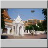 Nakhon Pathom - Phra Pathom Chedi, äußere Terrasse mit Buddha-Statuen