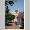 Nakhon Pathom - Phra Pathom Chedi, &auml;u&szlig;ere Terrasse mit Buddha-Statuen, hinten der Vihara am Nordeingang