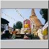 Nakhon Pathom - Phra Pathom Chedi, eine Buddha-Statue vor dem Westeingang
