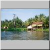 Damnoen Saduak - unterwegs durch die Klongs, Vegetation und Bebauung am Ufer