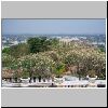 Petchaburi - Blick vom "Bergschloss" auf die Stadt und Umgebung, vorne blühende Frangipani-Bäume