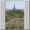 Petchaburi - Blick vom "Bergschloss" auf einen alten Chedi auf benachbarten Hügel