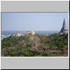 Petchaburi - Blick vom "Bergschloss" auf die Nachbarh&uuml;gel (u.a. alte Chedis und rote Pagode)
