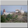 Petchaburi - Blick vom "Bergschloss" auf den Nachbarh&uuml;gel mit einem Tempel, einem wei&szlig;en Chedi und einer roten Pagode