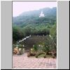 Kloster Wat Theppitak bei Klang Dong - weiß gekalkte Buddha-Statue am Berghang