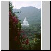 Kloster Wat Theppitak bei Klang Dong - weiß gekalkte Buddha-Statue am Berghang