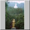 Kloster Wat Theppitak bei Klang Dong - weiß gekalkte Buddha-Statue am Berghang sowie eine goldene Buddha-Figur