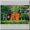 Phimai - buddh. Mönche vor der Khmer-Tempelanlage