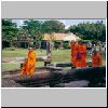 Phimai - buddh. Mönche vor der Khmer-Tempelanlage