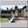 Phimai - Au&szlig;enmauer aus Buntsandstein und ein Eingangstor zur Khmer-Tempelruine