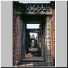 Phimai - im gro&szlig;en Hof der Khmer-Tempelruine, vorne der zentrale Turm