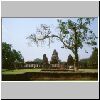 Phimai - im großen Hof der Khmer-Tempelruine, vorne der zentrale Turm