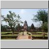 Phimai - im großen Hof der Khmer-Tempelruine, vorne der zentrale Turm