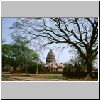 Phimai - im gro&szlig;en &auml;u&szlig;erem Hof der Khmer-Tempelruine, vorne der zentrale Turm