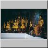 Waldklosteranlage Wat Tham Klong Phaen vor Loei - Buddhastatuen in einer Grotte