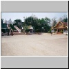 thai-laotische Freundschaftspagode Phra That Si Song Rak (zw. Loei und Phitsanulok) - Vorplatz, oben hinten die Pagode