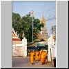 Phitsanulok - Mönche vor dem Eingang zum Wat Mahathat