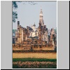 Sukhothai - die Ruinen von Wat Mahathat, eine Buddhastatue im Vordergrund