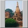 Sukhothai - die Ruinen von Wat Mahathat, eine Buddhastatue im Vordergrund