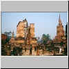Sukhothai - die Ruinen von Wat Mahathat, ein stehender Buddha
