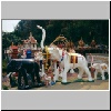 Geisterhäuschen und Elefantenfiguren an einem bekannten Pass an der Straße Lampang - Lamphun