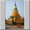 Lamphun - Wat Phra That Hariphunchai, der goldene Chedi und drei Mönche