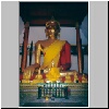 Lamphun - Wat Phra That Hariphunchai, ein sitzender Buddha in einem Nebengebäude