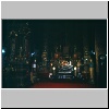 Lamphun - Wat Phra That Hariphunchai, ein Altar in der Haupthalle (dunkel)