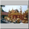 Chiang Mai - Kloster Wat Phra Doi Suthep, Buddha-Figuren in verschiedenen Positionen vor dem goldenen Chedi