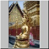 Chiang Mai - Kloster Wat Phra Doi Suthep, eine goldene Buddha-Figur vor dem Chedi