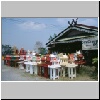 "Handwerkstraße" zwischen Chiang Mai und San Kamphaeng - ein Verkaufsstand mit Geisterhäuschen vor der Schmuckfabrik